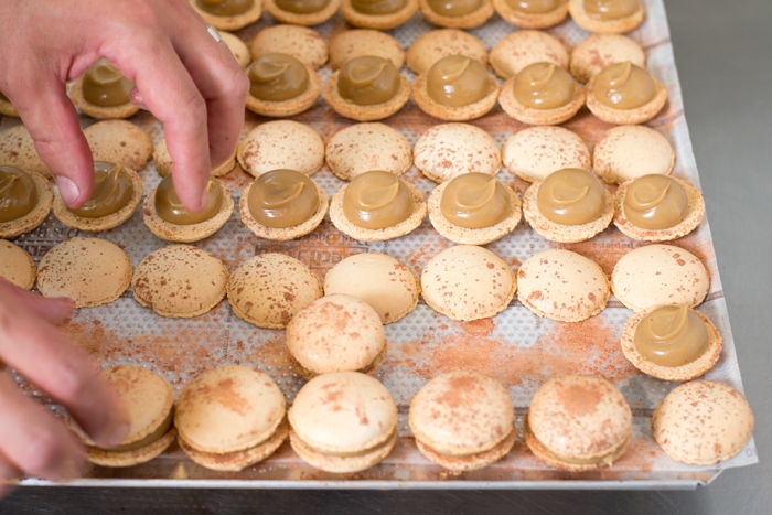 Met veel zorg worden de macarons bij Tout Patisserie gemaakt. Vanaf nu dus met Zeeuwsche Zoute erin! Fotocredit: Patricia Borger Fotografie