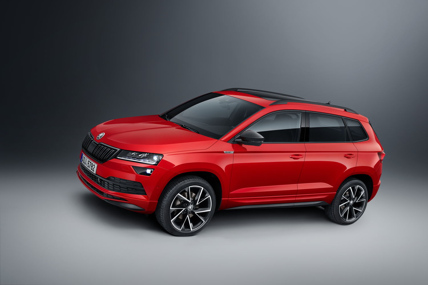The new sports front spoiler gives the ŠKODA KAROQ SPORTLINE a dynamic appearance. 