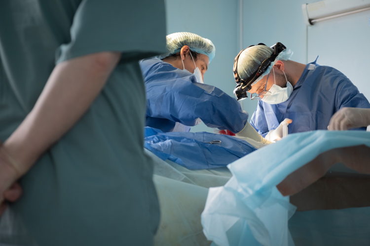 MSF surgeon Dr. Khassan El-Kafarna and Dr. Andres Carot operate to remove shrapnel from a 34-year-old woman's neck, who was injured in a shelling in Toretsk in Ukraine. Most of the patient admissions to the Kostiantynivka hospital are related to violent trauma from shelling, bomb and shrapnel blasts. The number of severe cases is very high. Every fifth patient coming into the hospital are deemed to be a “red case”, meaning that there is an immediate life threat to the patient and that the treatment window. Copyright: Linda Nyholm/MSF MSF surgeon Dr. Khassan El-Kafarna and Dr. Andres Carot operate to remove shrapnel from a 34-year-old woman's neck, who was injured in a shelling in Toretsk in Ukraine. Most of the patient admissions to the Kostiantynivka hospital are related to violent trauma from shelling, bomb and shrapnel blasts. The number of severe cases is very high. Every fifth patient coming into the hospital are deemed to be a “red case”, meaning that there is an immediate life threat to the patient and that the treatment window. Copyright: Linda Nyholm/MSF