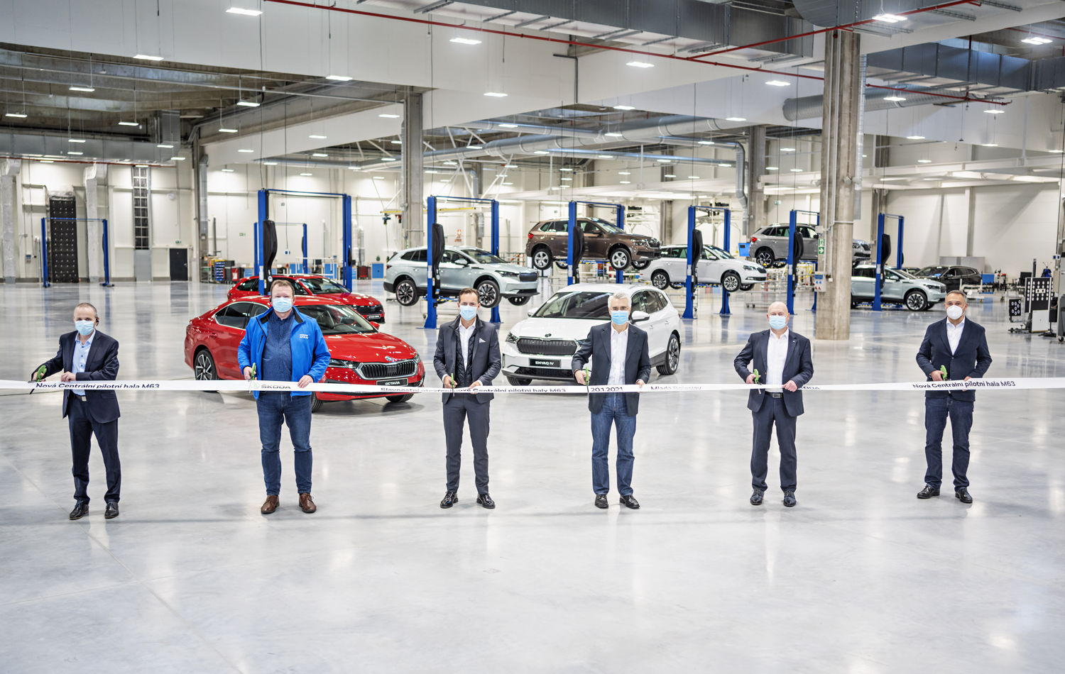 From left to right: Head of Company Planning at
ŠKODA AUTO, Jiří Drbout, Vice-Chairman of KOVO MB
Trade Unions Josef Zmrhal, ŠKODA AUTO CEO Thomas
Schäfer, ŠKODA AUTO Board Member for Production and
Logistics Dr. Michael Oeljeklaus, Head of Launch
Management Petr Kuba and Head of Quality Management
Dr. Florian Weymar at the opening of the carmaker’s new
Central Pilot Hall at the company’s headquarters in Mladá
Boleslav.
