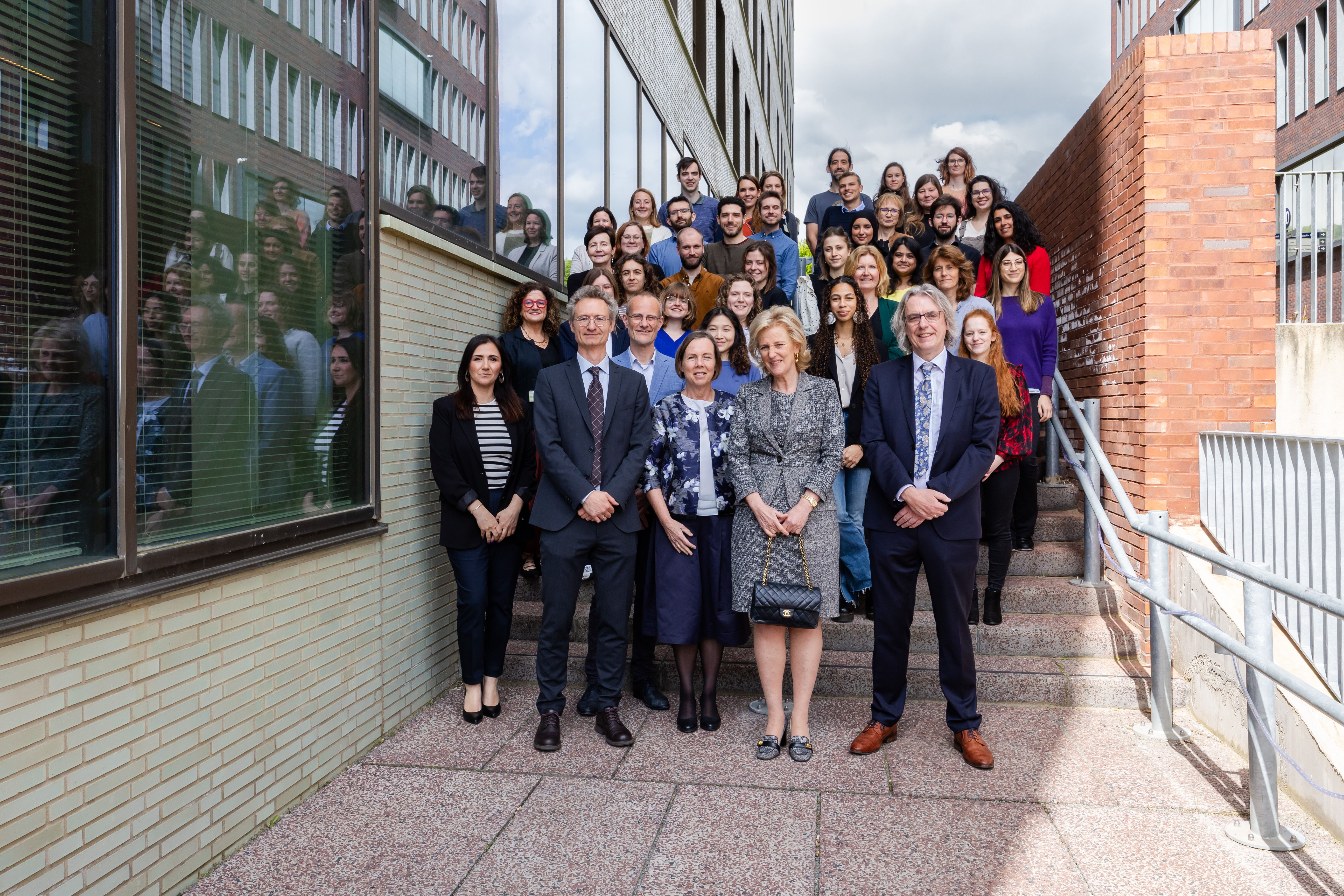 Princess Astrid with the team members of the Lab of Neurobiology. ©️Geert Vanden Wijngaert