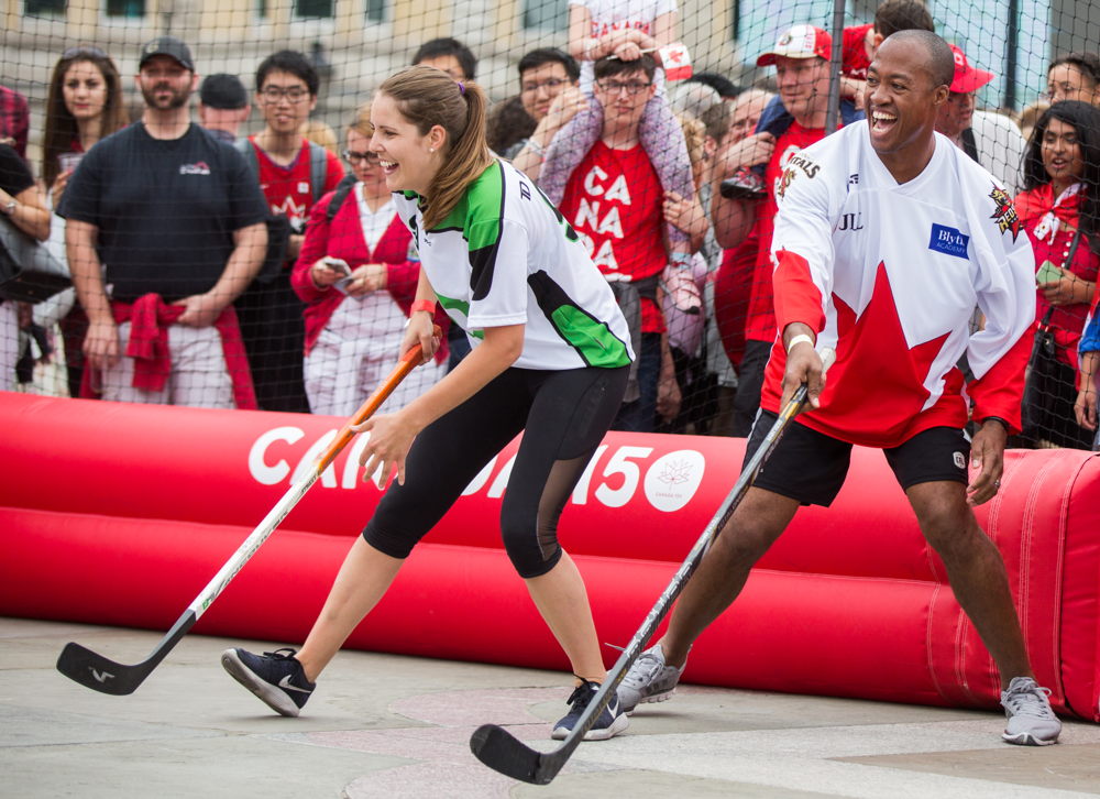 Henry Burris participe à la partie de hockey des célébrités. Crédit photo : Jim Ross / LCF. Henry Burris participe à la partie de hockey des célébrités. Crédit photo : Jim Ross / LCF.