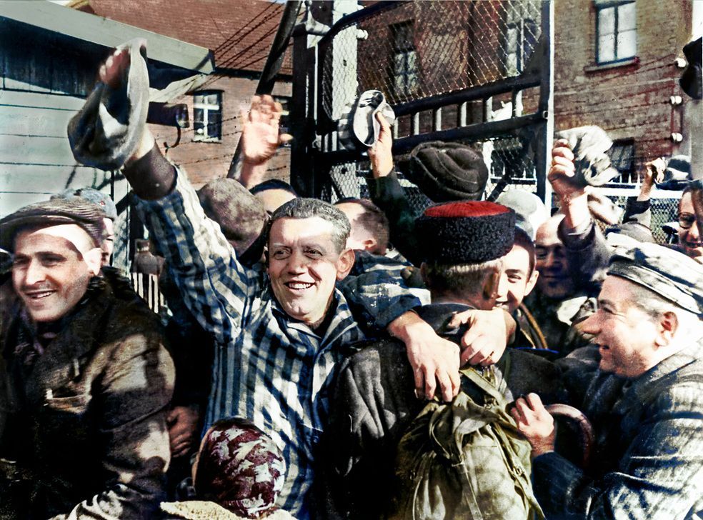 AKG7771535 Prisonniers du camp d'Auschwitz en liesse après leur libération par l'Armée Rouge, le 21 janvier 1945