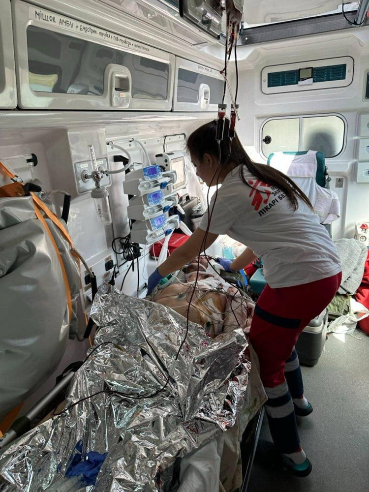 Un autobús fue alcanzado el 23 de abril en Marhanets, región de Dnipropetrovsk. MSF derivó a heridos hemorragias graves y heridas por metralla. MSF