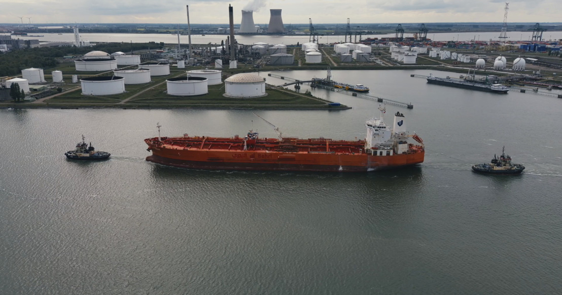 Orange Belgium et ses partenaires industriels présentent leurs premières innovations 5G dans le port d’Anvers : des opérateurs augmentés aux remorqueurs connectés