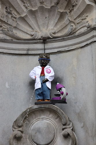 Manneken Pis in wetenschapsthema voor Dag van de Wetenschap 2024.