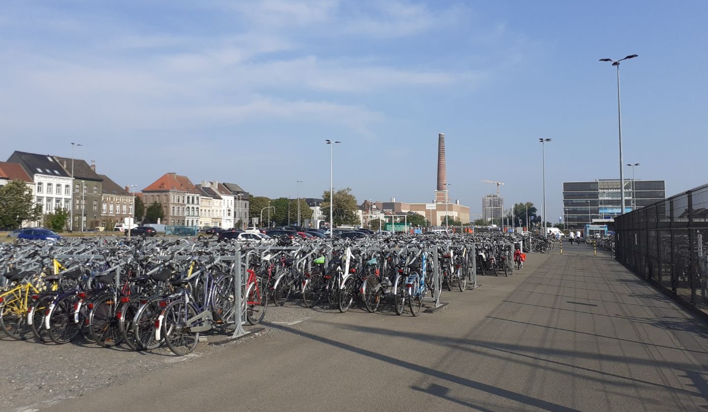 De huidige fietsenstalling aan het station Gent-Dampoort. De nieuwe wordt volledig overdekt en krijgt dubbel zoveel parkeerplaatsen © NMBS