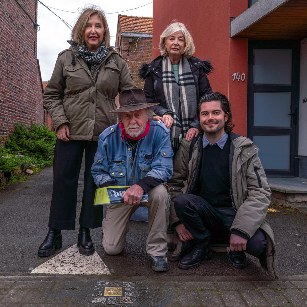 Kleindochters en achterkleinzoon van Gustaaf Ruelens met Gunter Demnig bij de struikelsteen (c) DriesTheuwissen Kleindochters en achterkleinzoon van Gustaaf Ruelens met Gunter Demnig bij de struikelsteen (c) DriesTheuwissen