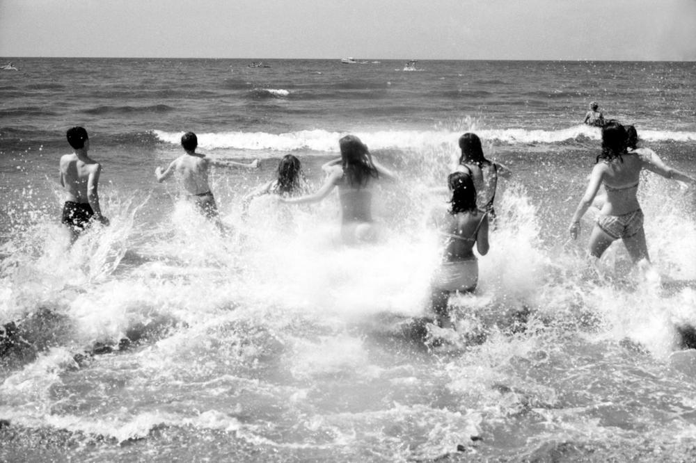 Teenagrs Running in the Surf at Forte dei Marmi, Italy. Photo, 1966. AKG2601795 © akg-images / Mondadori Portfolio / Walter Mori Teenagrs Running in the Surf at Forte dei Marmi, Italy. Photo, 1966. AKG2601795 © akg-images / Mondadori Portfolio / Walter Mori