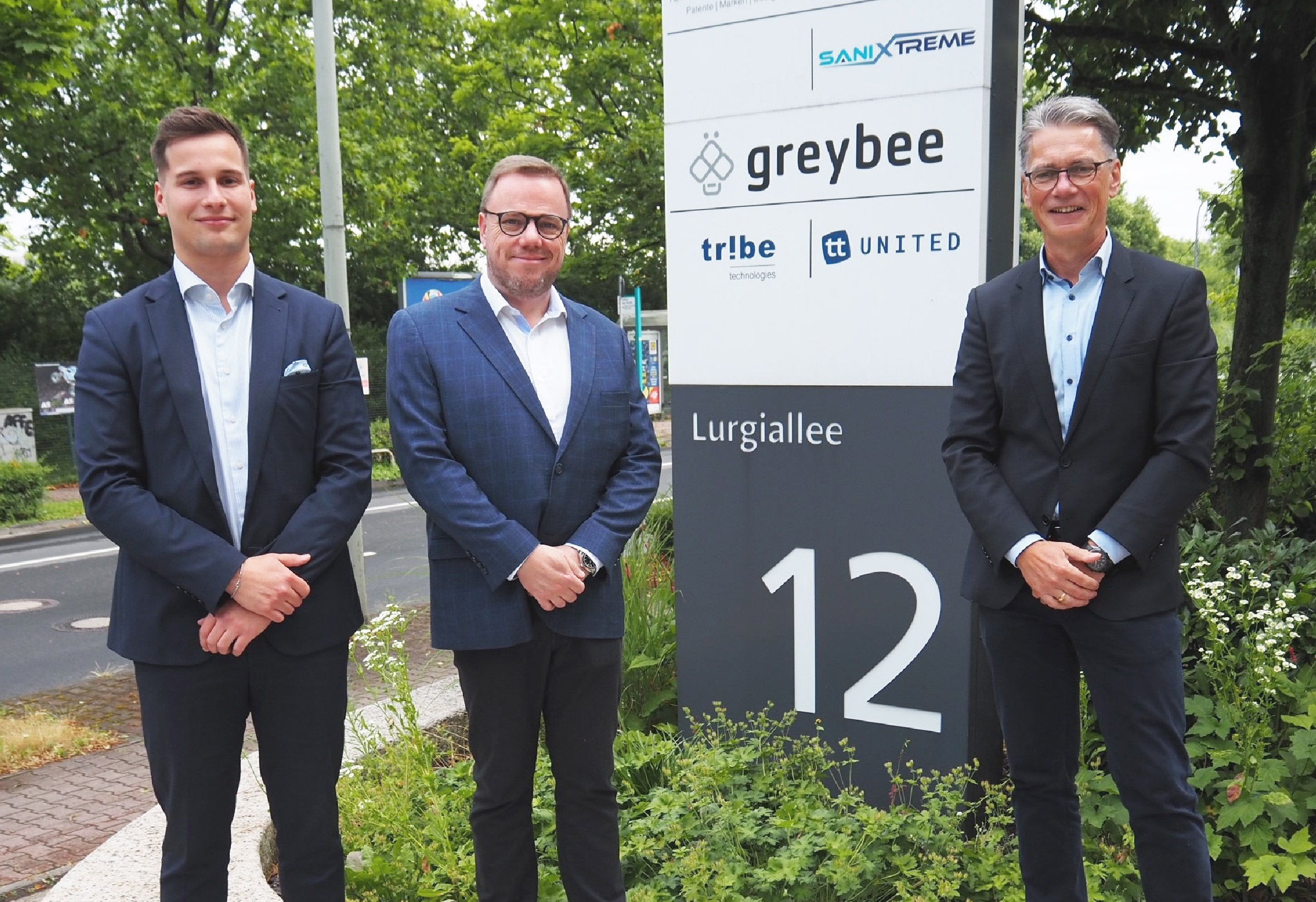 Martin Overgaard andDirk Heinrich at Lurgiailee, confirming the location of JJ-Lurgi Frankfurt office.