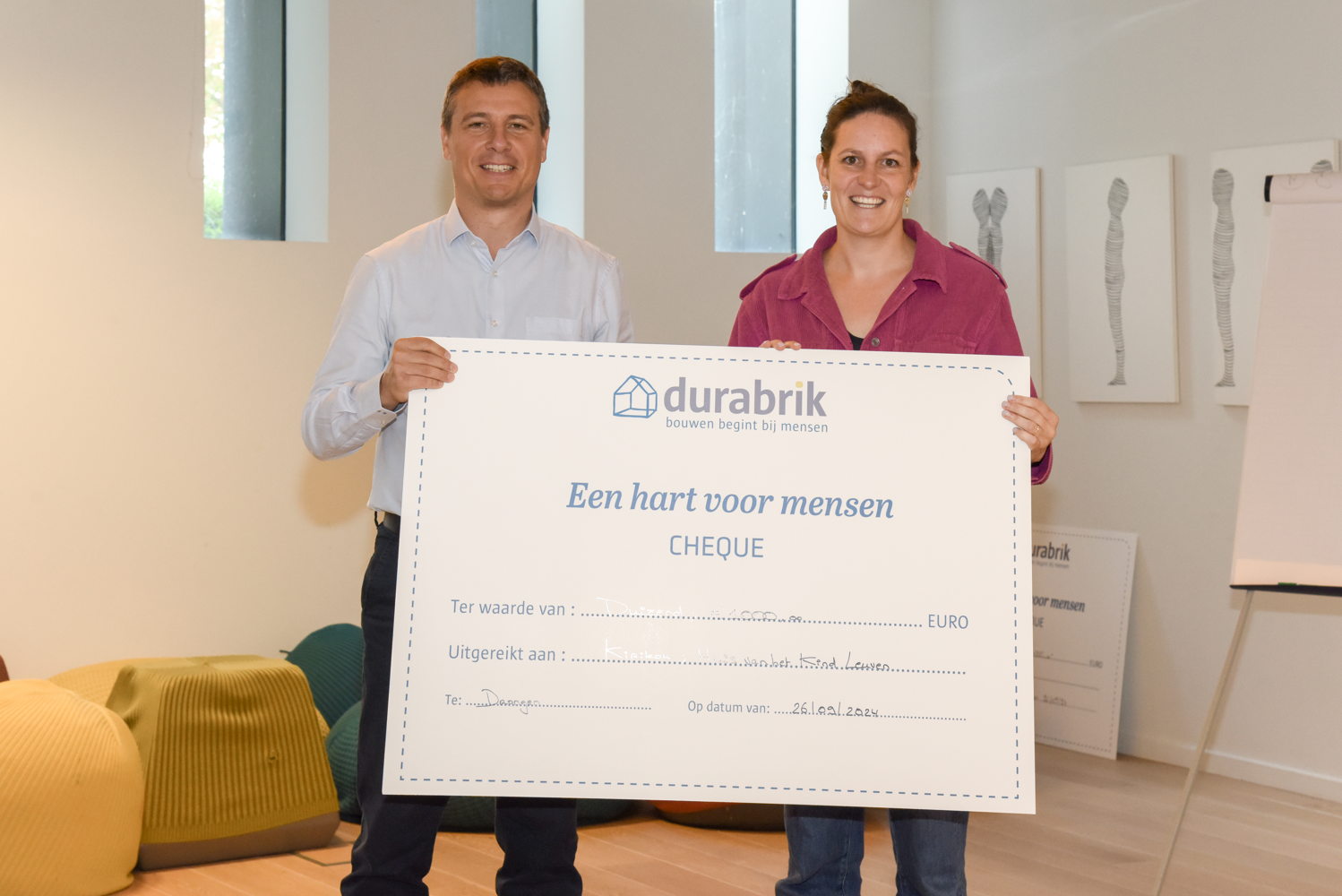 Geert Pauwels, CEO van Durabrik, met Veva De Groote van Kirikou, dat kwetsbare gezinnen uit het Leuvense helpt.