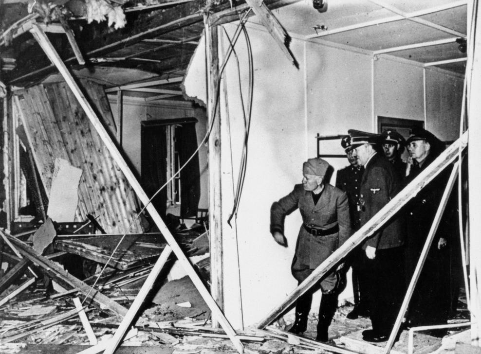 AKG74916 Mussolini and Hitler examine the destroyed conference room in the Führer headquarters. ©akg-images
