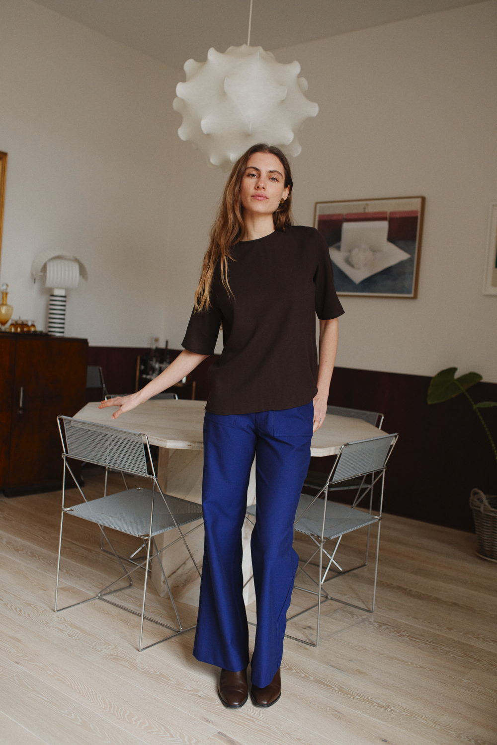 Mardi editions - SS23 - Top Daphne Crepe de laine Chocolat (150€) Pantalon Alex Coton Bleu klein (175€)