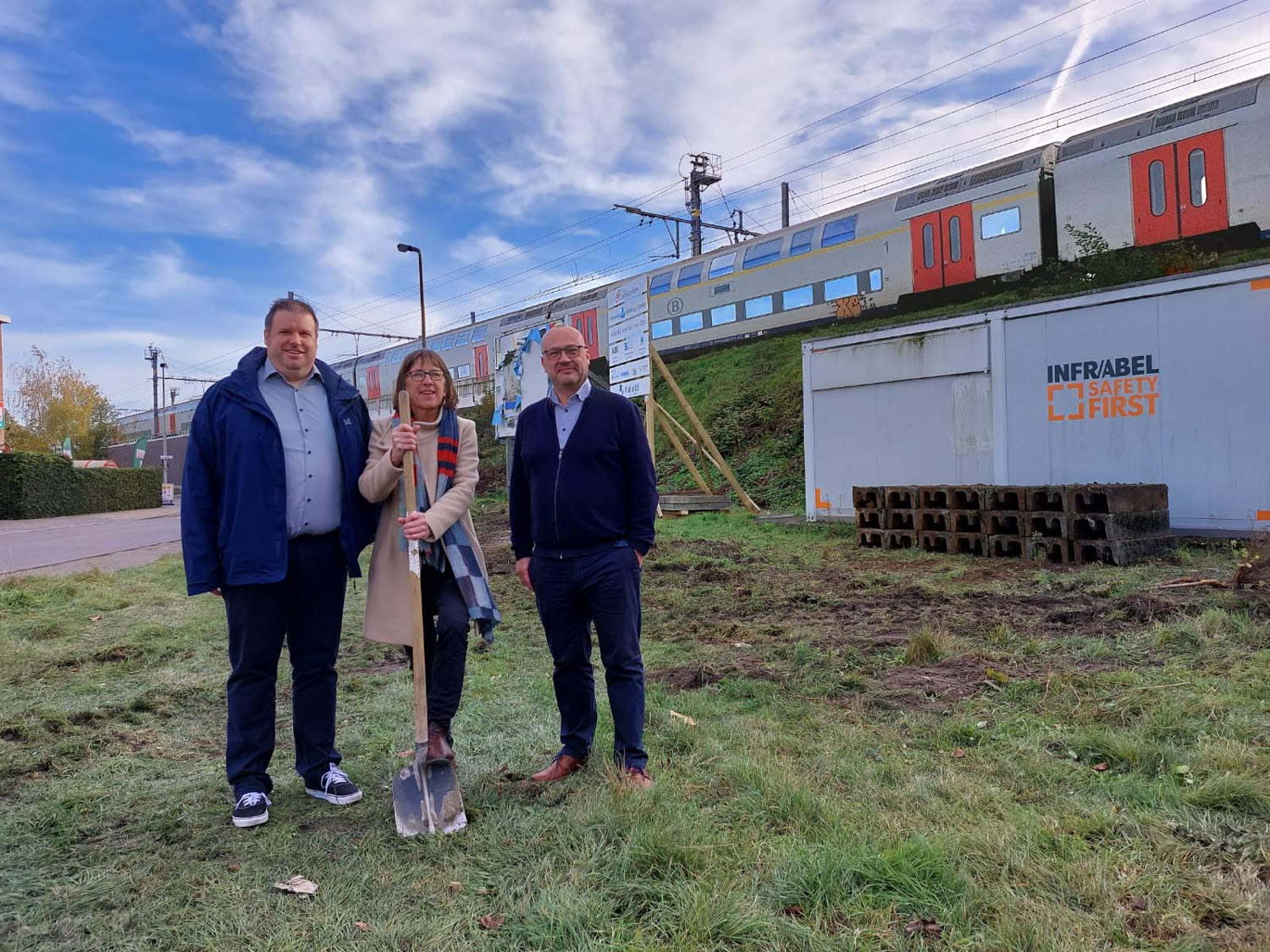 Eerste spadesteek (vlnr: schepen Wout De Meester, gedeputeerde Riet Gillis, schepen Carl Hanssens)