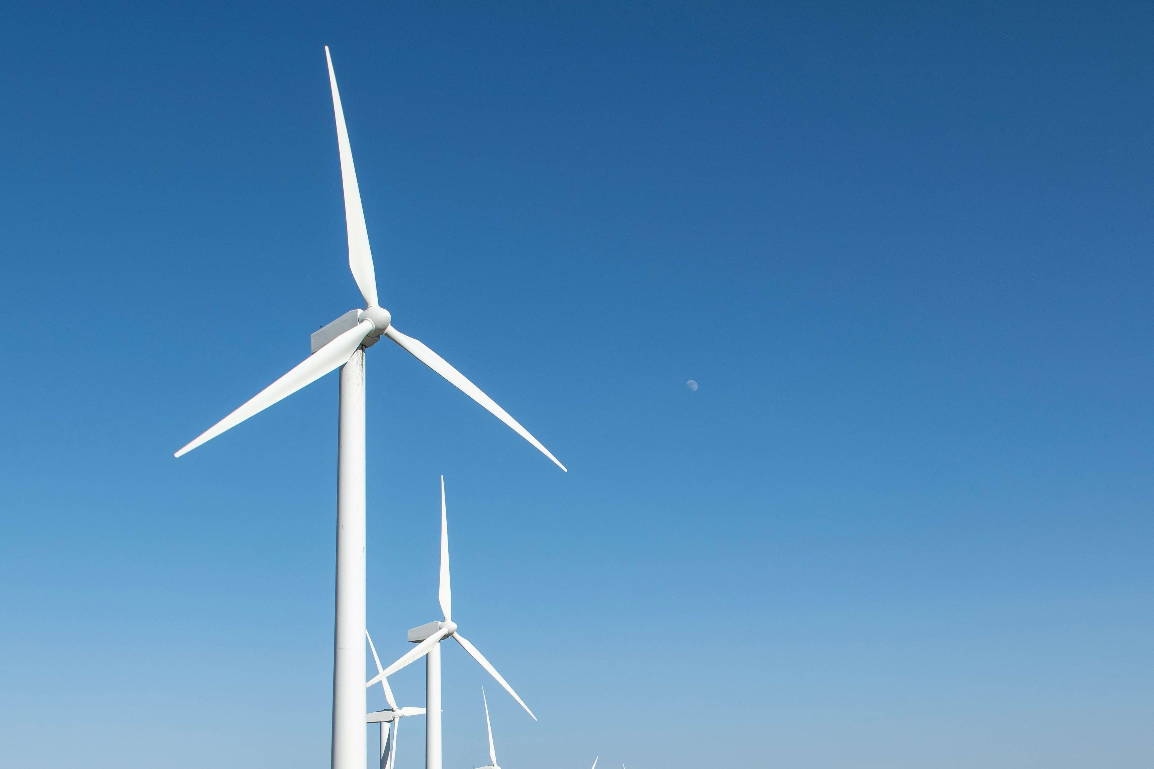 Aquafin neemt groene stroom af van 2 Luminus windturbines en verduurzaamt verder de zuivering van huishoudelijk afvalwater