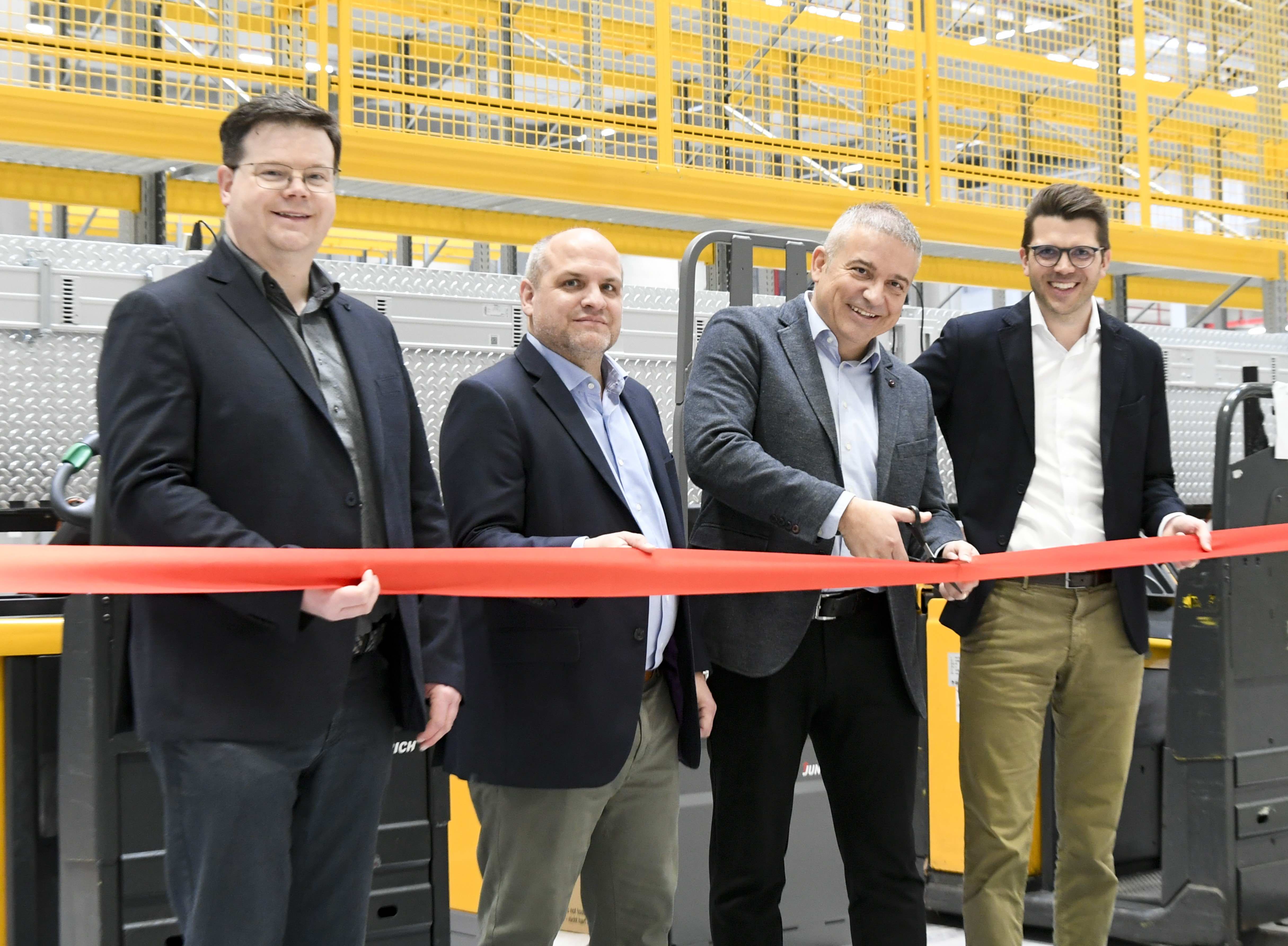 Von links: Eberhard Keller (Bürgermeister der Gemeinde Ebersbach), Sönke Kewitz (Geschäftsführer P3 Deutschland), Mario Sunjic (Betriebsleiter Lidl in Deutschland) und Philipp Dedorath (Geschäftsführer Bau und Logistikimmobilien Lidl Immobilien Dienstleistung GmbH & Co. KG). Von links: Eberhard Keller (Bürgermeister der Gemeinde Ebersbach), Sönke Kewitz (Geschäftsführer P3 Deutschland), Mario Sunjic (Betriebsleiter Lidl in Deutschland) und Philipp Dedorath (Geschäftsführer Bau und Logistikimmobilien Lidl Immobilien Dienstleistung GmbH & Co. KG).