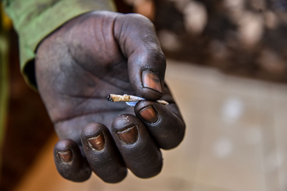 A man carrying a roll of heroin in the hand. Photographer: Paul Odongo| Location: Kiambu |Date: 13/09/2019