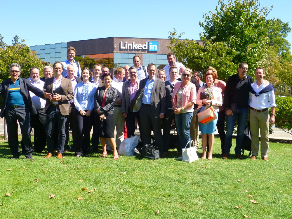 Groepsfoto voor de gebouwen van LinkedIn in Silicon Valley.