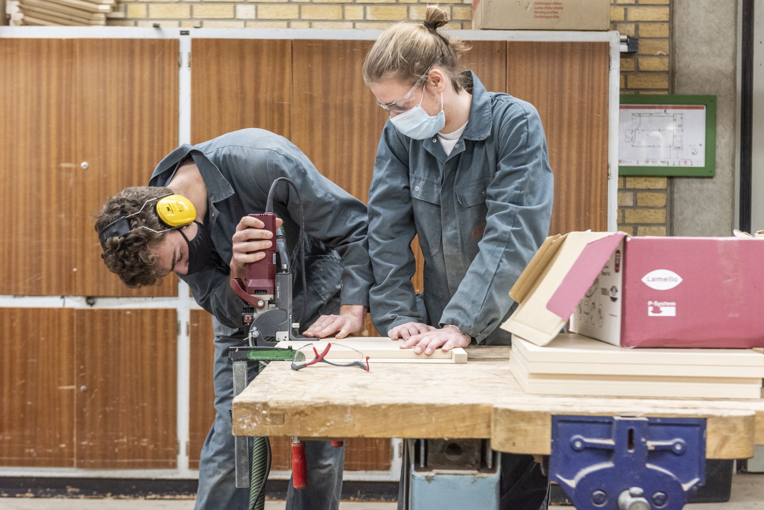 demonstratie verbindingstechniek door leerlingen houtbouw
