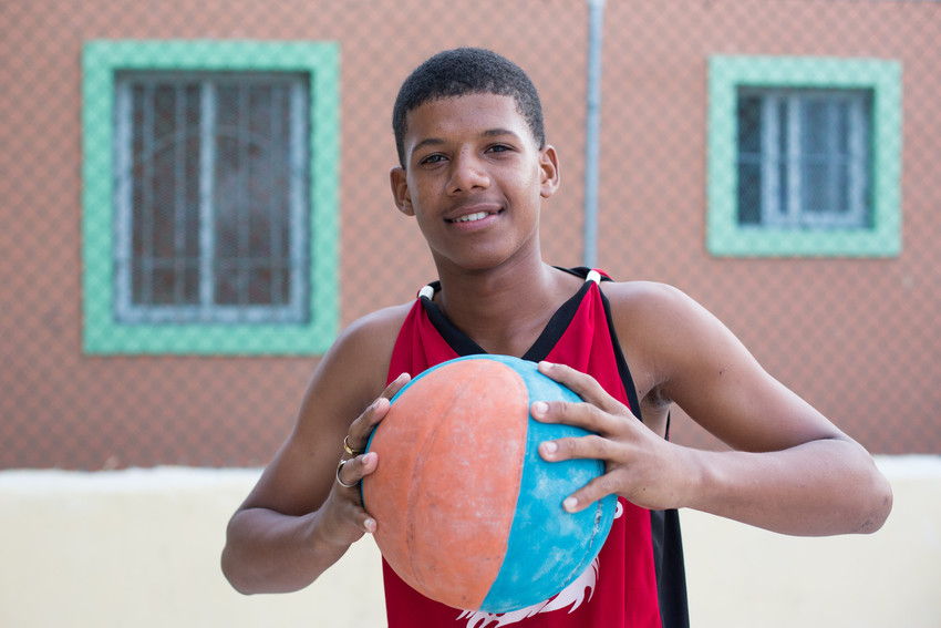 Kendry, 20 ans, est engagé avec Plan International en République Dominicaine et adore le sport: "Je suis fan de basket-ball: c'est ma vie, ma passion."