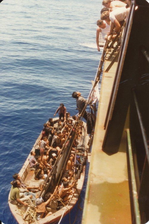 Het Belgisch schip E.R. Brugge ontdekt op de Zuid-Chinese zee een stuurloos ronddobberend schip. Daarop zitten Hung en 63 anderen die gevlucht zijn uit Vietnam, 1981.
Collectie Joos Vanneste