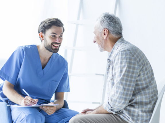 Los uniformes médicos no sólo dan protección: también confianza y cercanía