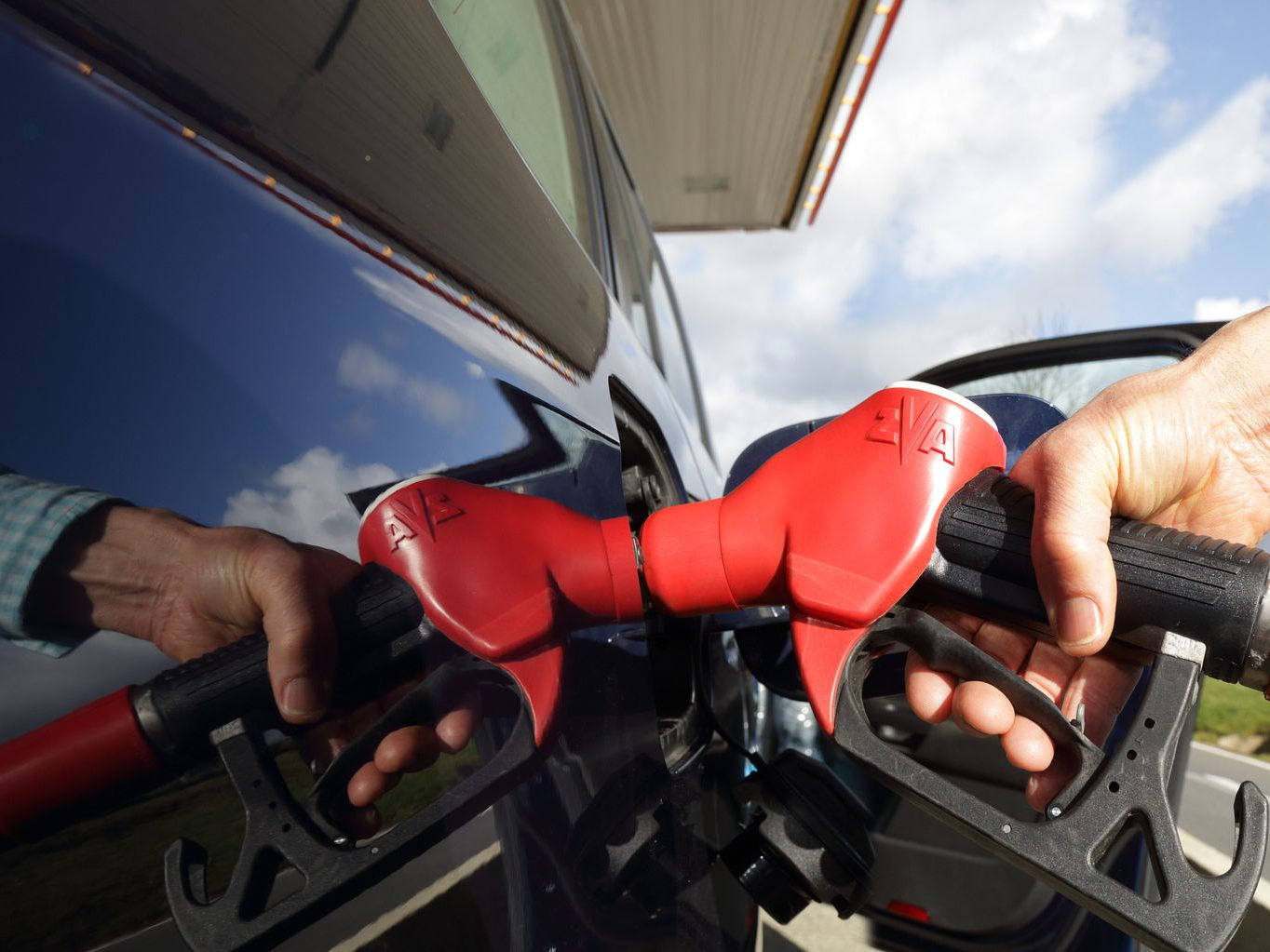 Drivers still paying too much for fuel, says competition watchdog - RAC comment