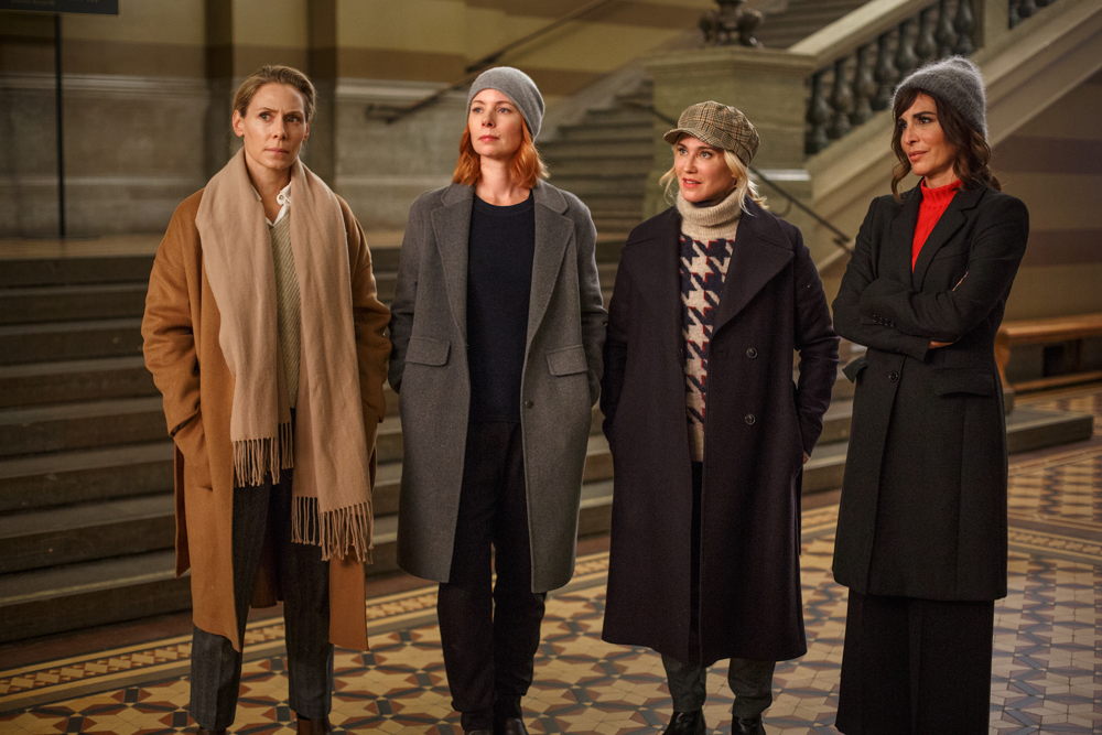 Karin (Eva Röse), Elin (Julia Dufvenius), Janni (Anja Lundqvist) en Nour (Alexandra Rapaport) – © Viaplay
