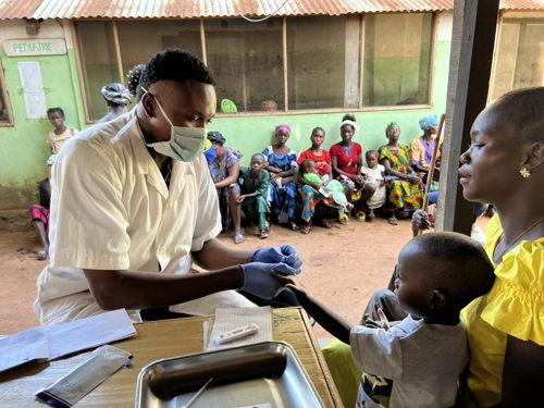 An MSF staff tests a young child for malaria. Batangafo, Central African Republic. August 2023. Copyright: Max Landry Kassaï/MSF
