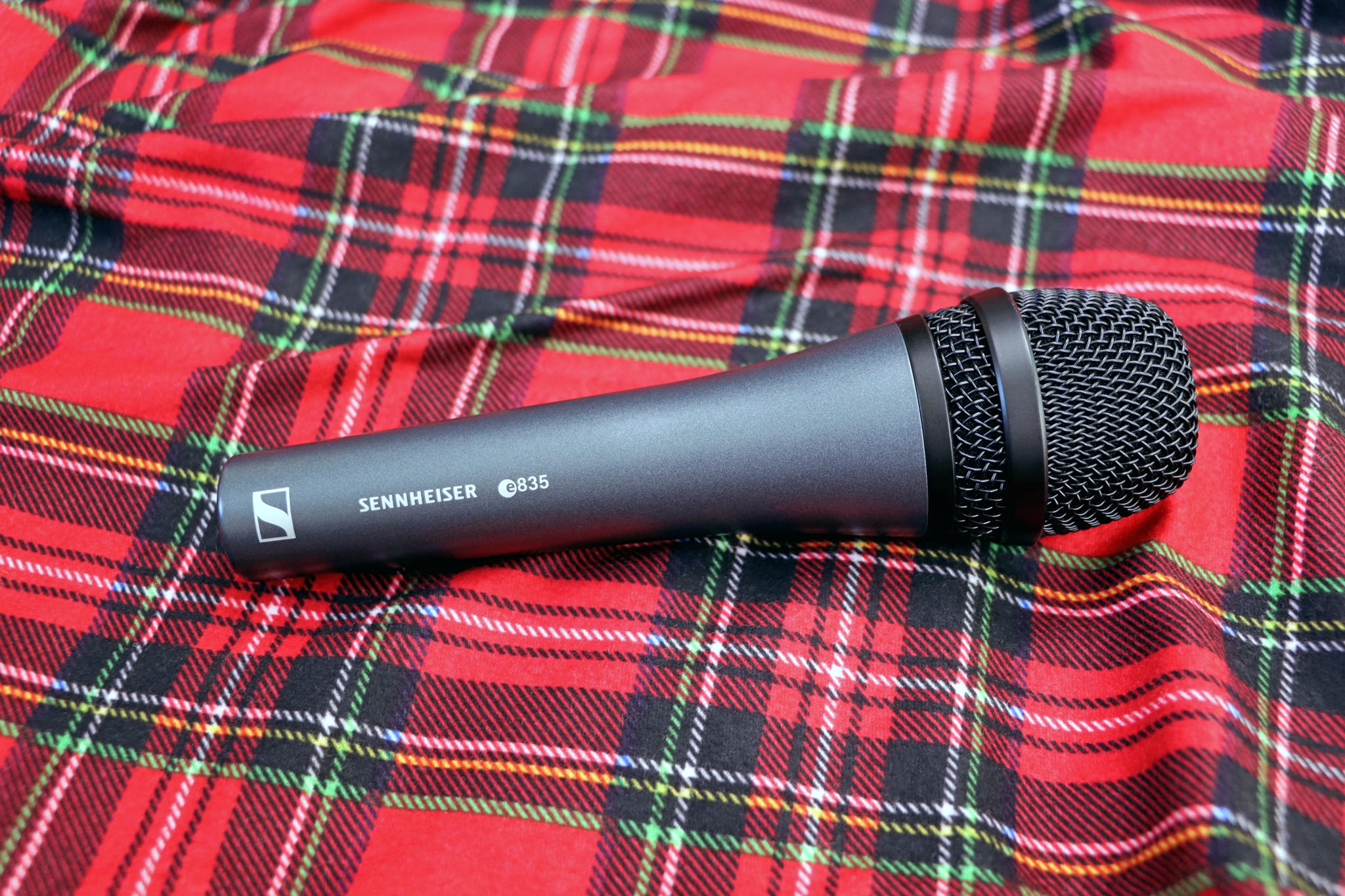 e 835