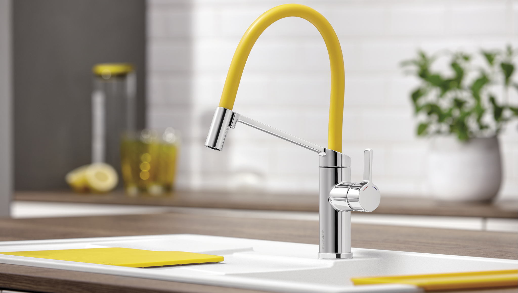 Voyez la cuisine en couleur avec le nouvel évier et le nouveau mitigeur de Blanco