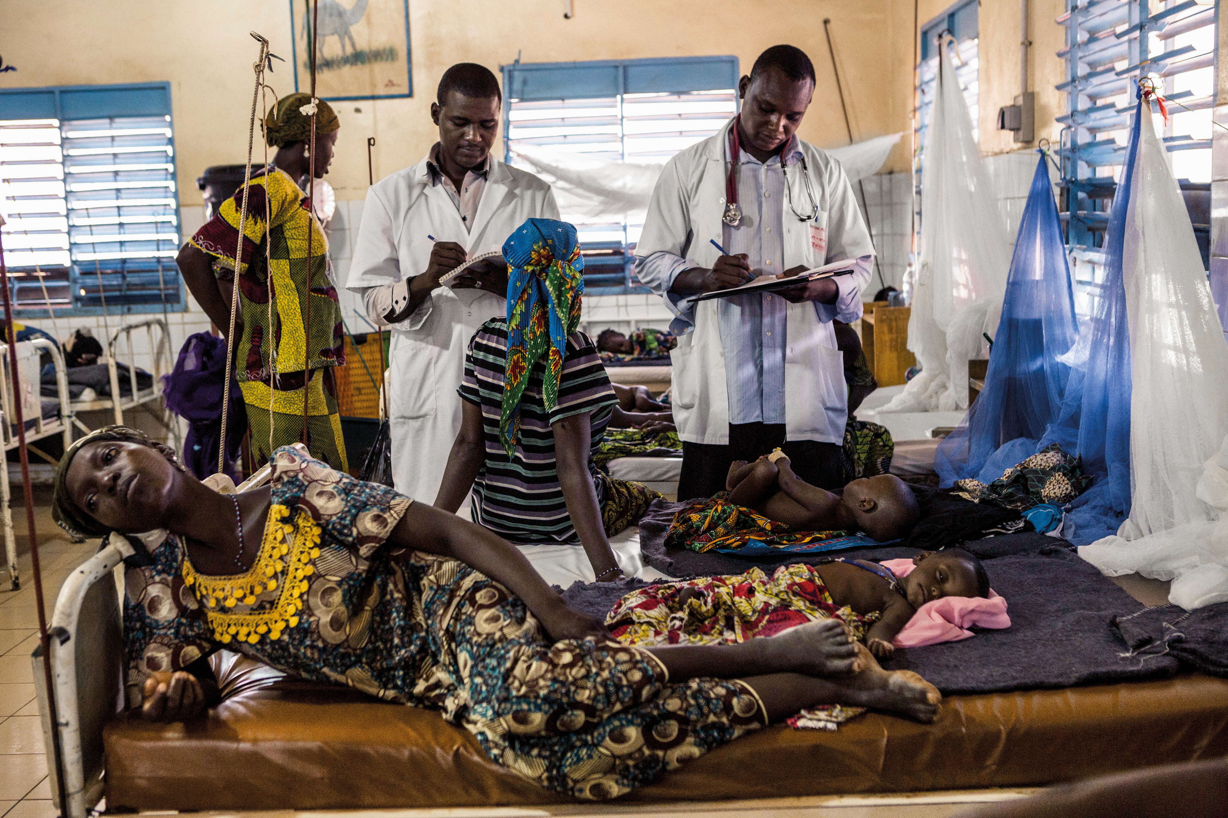 Personal de MSF atiende a una mujer en Batangafo, República Centroafricana. MSF/Juan Carlos Tomasi Personal de MSF atiende a una mujer en Batangafo, República Centroafricana. MSF/Juan Carlos Tomasi