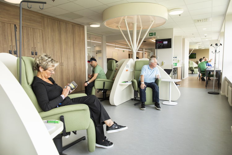 Patiënten wachten in een comfortabele zetel in de cardiolounge na hun onderzoek of ingreep. (Foto: ZAS) Patiënten wachten in een comfortabele zetel in de cardiolounge na hun onderzoek of ingreep. (Foto: ZAS)