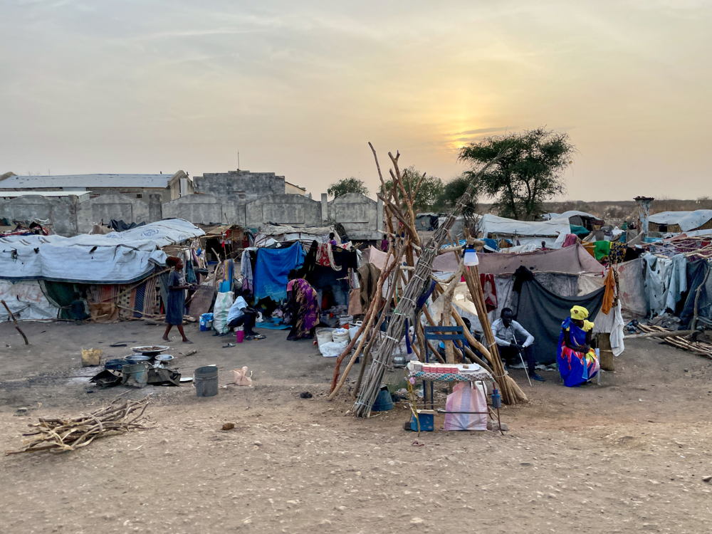 View of the precarious shelters at sunset in the Transit Centre. Kristen Poels/MSF