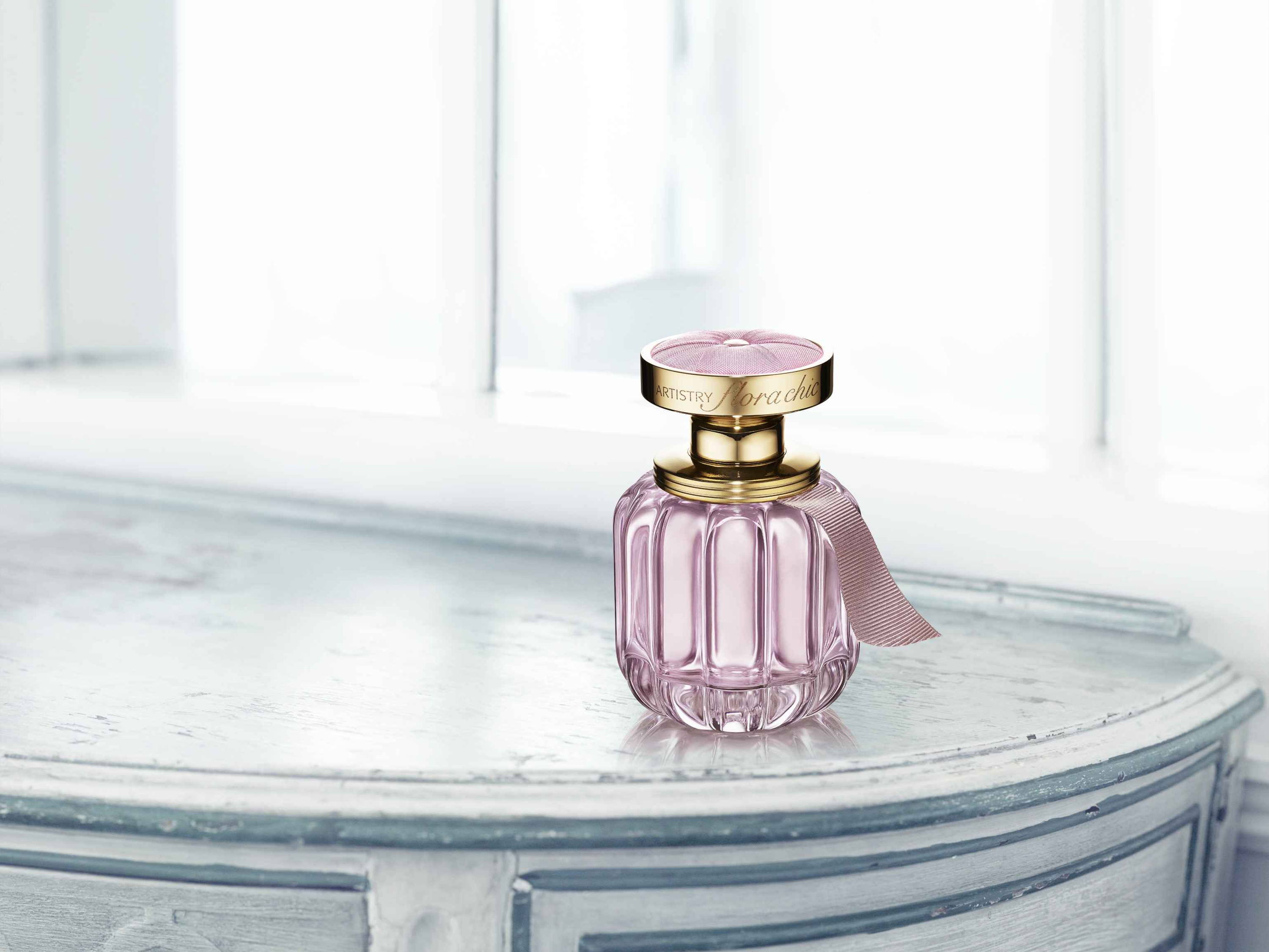 TOONAANGEVEND COSMETICAMERK ARTISTRY™  STELT ARTISTRY FLORA CHIC™ VOOR