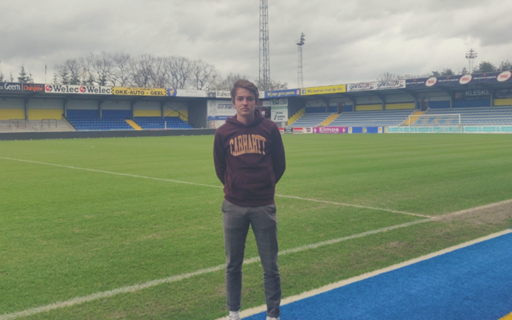 Op stage met Tuur! Het zou toch fantastisch zijn om bij een voetbalclub stage te lopen… Dat dacht ook onze student Events & Creatie Tuur Van Doren. Zelf was hij ook jeugdspeler bij KVC Westerlo waar hij nu op de commerciële afdeling stage loopt. Hoe het met hem gaat? Wij zochten het voor jullie uit!