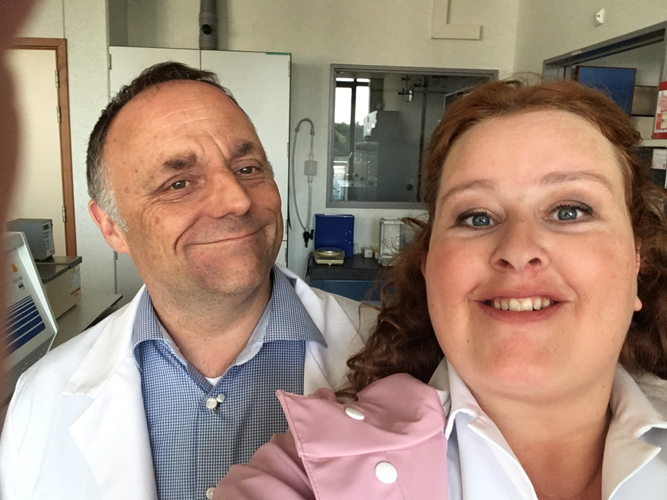 Dokter Bea (Eva Van der Gucht) en Marc Van Ranst (afl 1 ) - (c) De Mensen