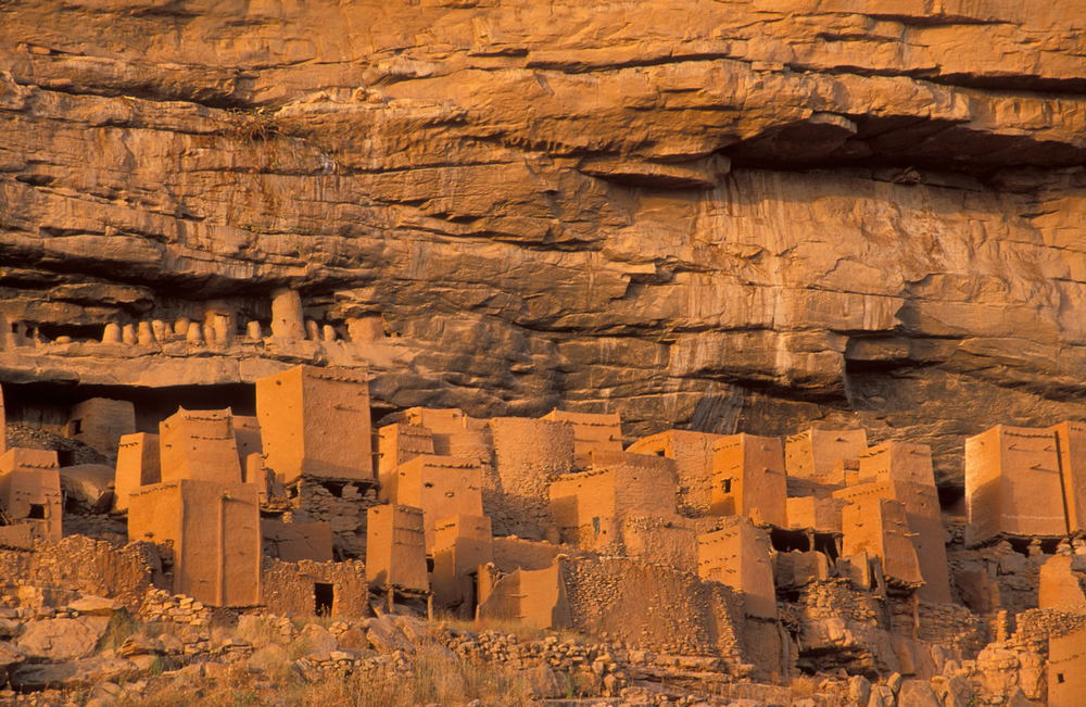 Abandoned cliff dwellings above Teli village, Dogon Country, Mali. AKG1349235 © akg-images / african.pictures / Ariadne Van Zandbergen