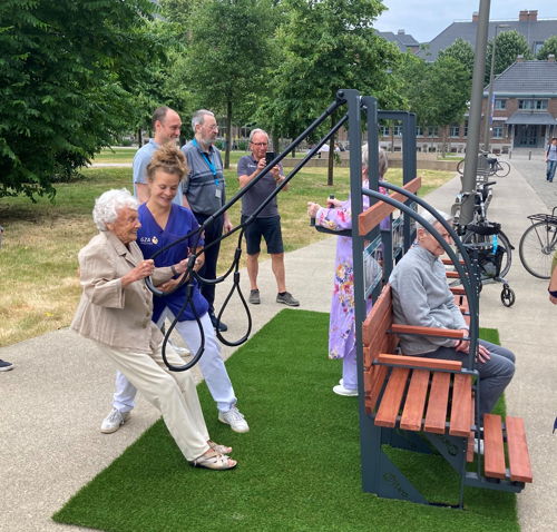 Iedereen kan bewegen met de beweegbank. Zelfs als je 102 jaar bent.