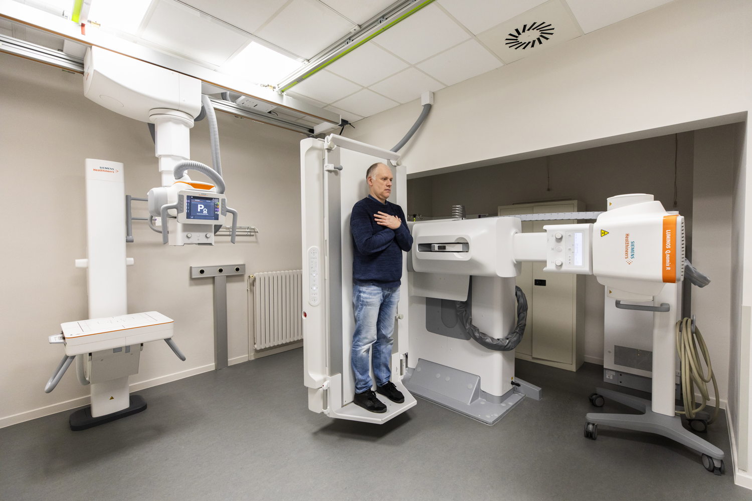 Positionering van de patiënt voor de RX-opname met de Luminos Q.Namix R in ZAS Palfijn. (Foto: ZAS / Dirk Kerstens)