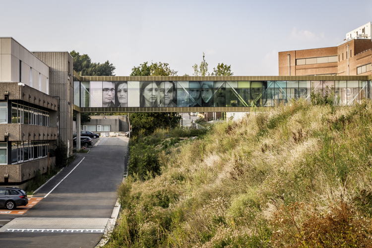 Het kunstwerk ‘Colors and Figures’ van de internationaal gerenommeerde Zwitserse kunstenaar Beat Streuli op de passerelle tussen het UZ Brussel en de VUB-Faculteit Geneeskunde en Farmacie staat letterlijk en figuurlijk symbool voor verbinding. De combinatie van portretten en kleurvlakken visualiseert de zorg voor de mens in één geheel zonder onderscheid te maken tussen mensen die zorg verlenen, zorg nodig hebben of van zorg hun toekomst willen maken - Fotograaf: Sophie Nuytten Het kunstwerk ‘Colors and Figures’ van de internationaal gerenommeerde Zwitserse kunstenaar Beat Streuli op de passerelle tussen het UZ Brussel en de VUB-Faculteit Geneeskunde en Farmacie staat letterlijk en figuurlijk symbool voor verbinding. De combinatie van portretten en kleurvlakken visualiseert de zorg voor de mens in één geheel zonder onderscheid te maken tussen mensen die zorg verlenen, zorg nodig hebben of van zorg hun toekomst willen maken - Fotograaf: Sophie Nuytten