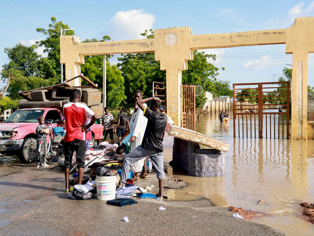 Some victims of the flood in Maiduguri are moving their belongings away from their flooded homes. Photographer: Abba Adamu Musa | Location: Maiduguri | Date: 18/09/2024