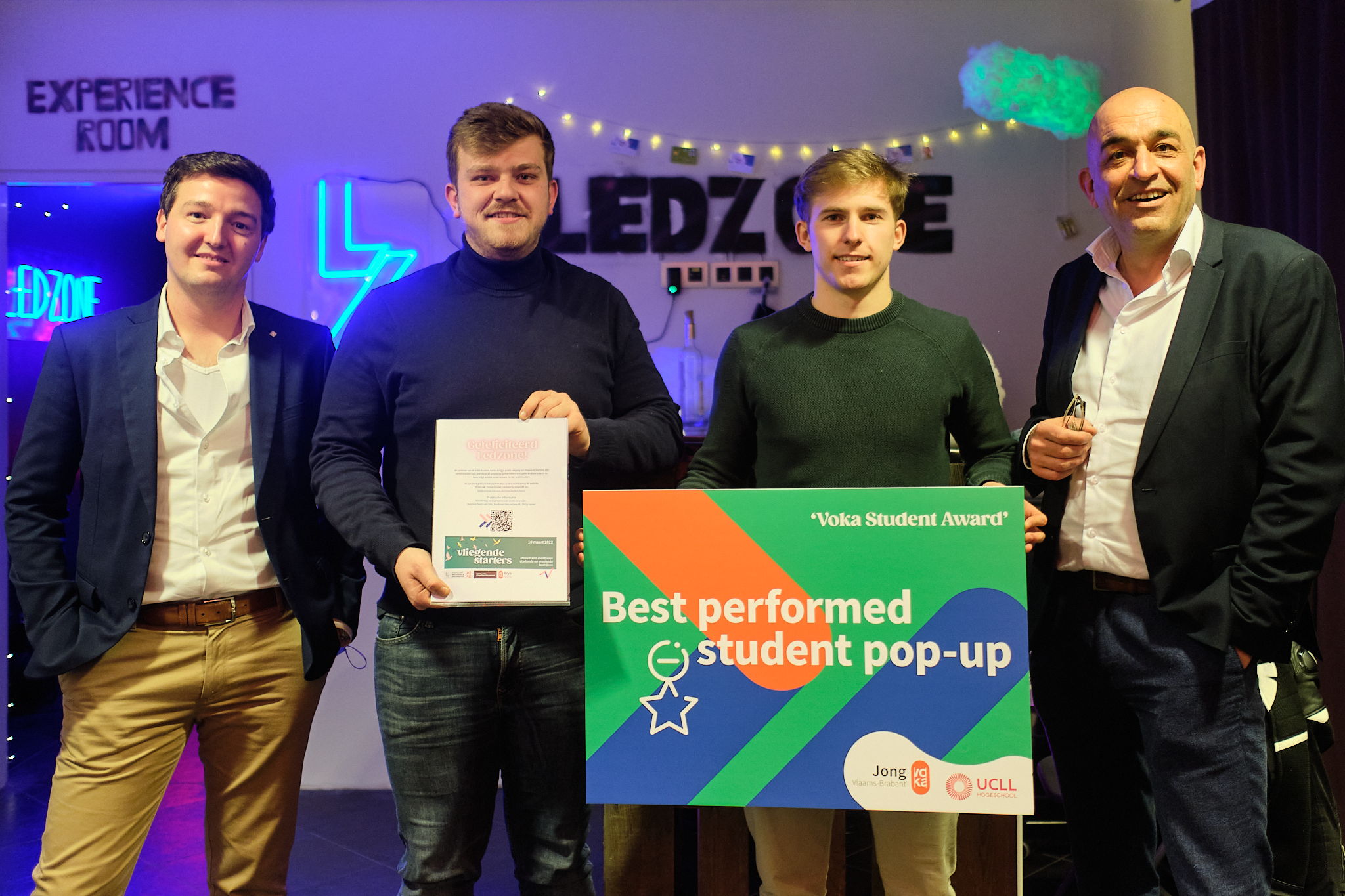 V.l.n.r.: (links) Mathias Derutter, voorzitter Jong Voka Vlaams-Brabant- (midden) studenten van de winnende groep 'Ledzone' - (rechts) Kris Claes, gedelegeerd bestuurder Voka Vlaams-Brabant