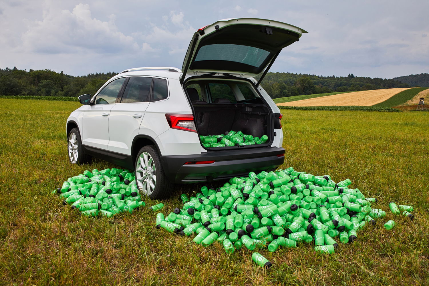 Bidons pave their way – each team goes through 1000 bottles a week during the Tour de France. The cargo space of ŠKODA KAROQ provides enough space for this number of thirst quenchers.