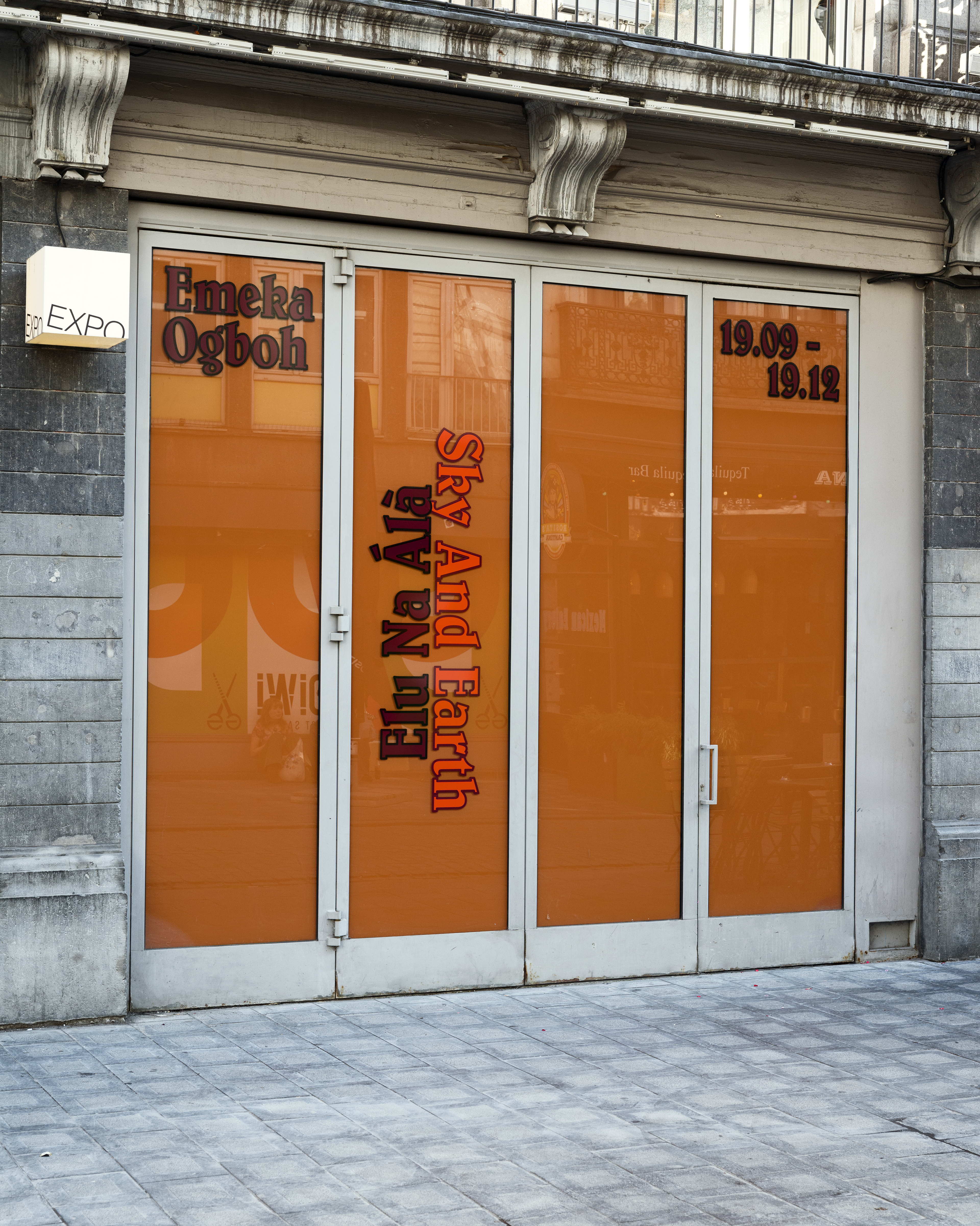 Emeka Ogboh's nieuwe installatie, gecureerd door Evelyn Simons 