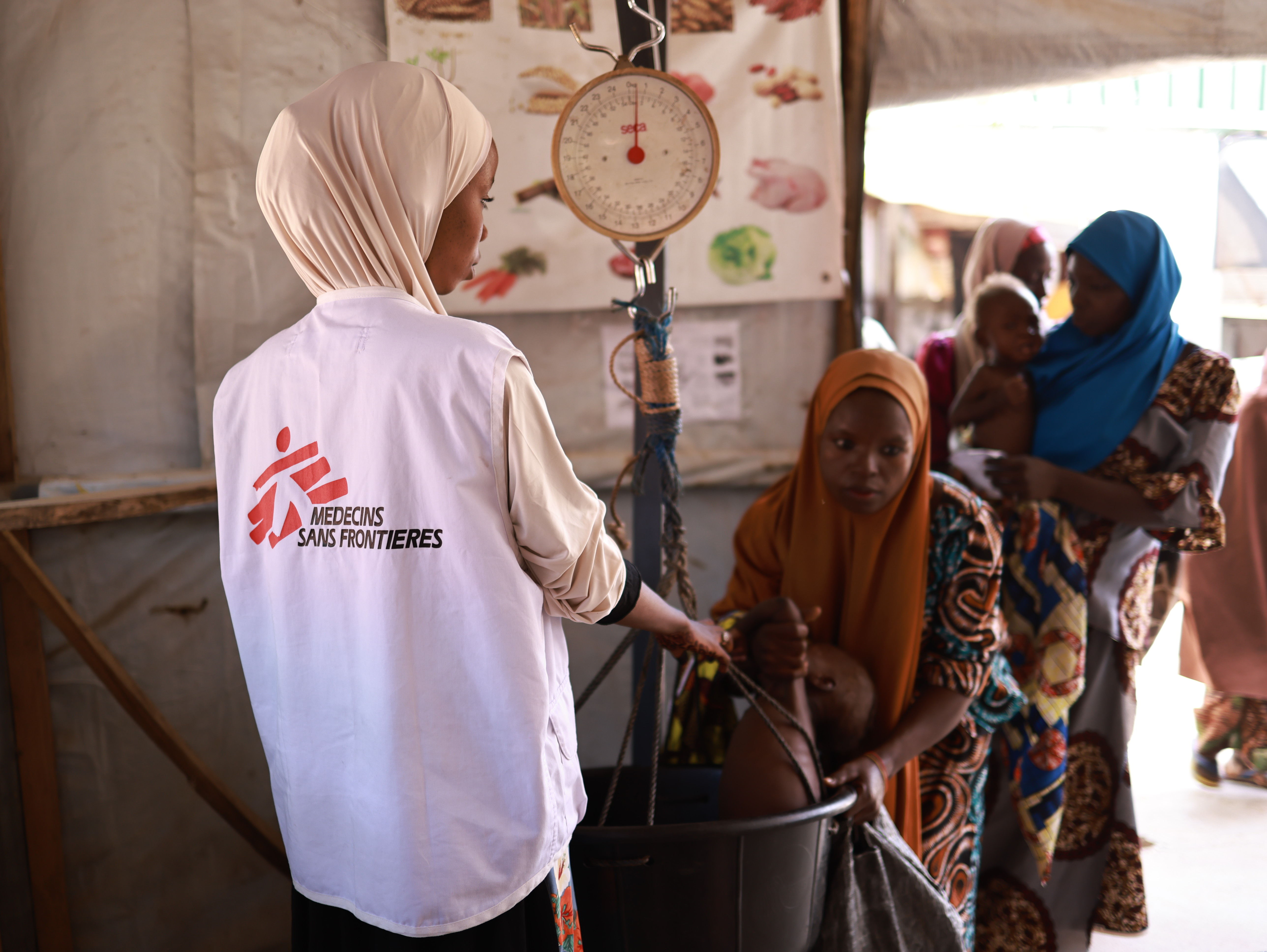 Un trabajador de MSF pesa a un niño en el centro ambulatorio de alimentación terapéutica de Kofar Marusa, en el estado de Katsina. MSF