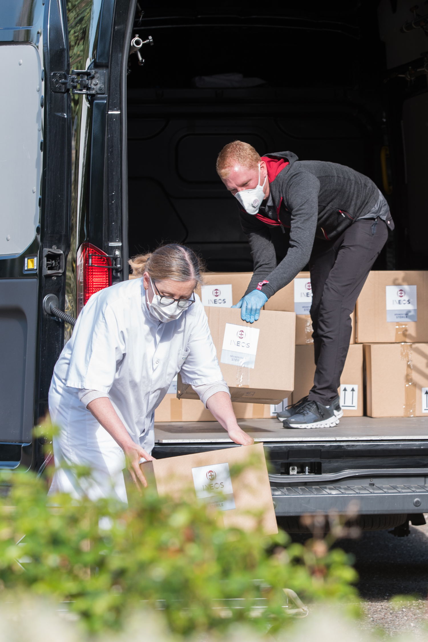 Laden van dozen met handgel door INEOS medewerkers op de site in Etain, Noord-Frankrijk 