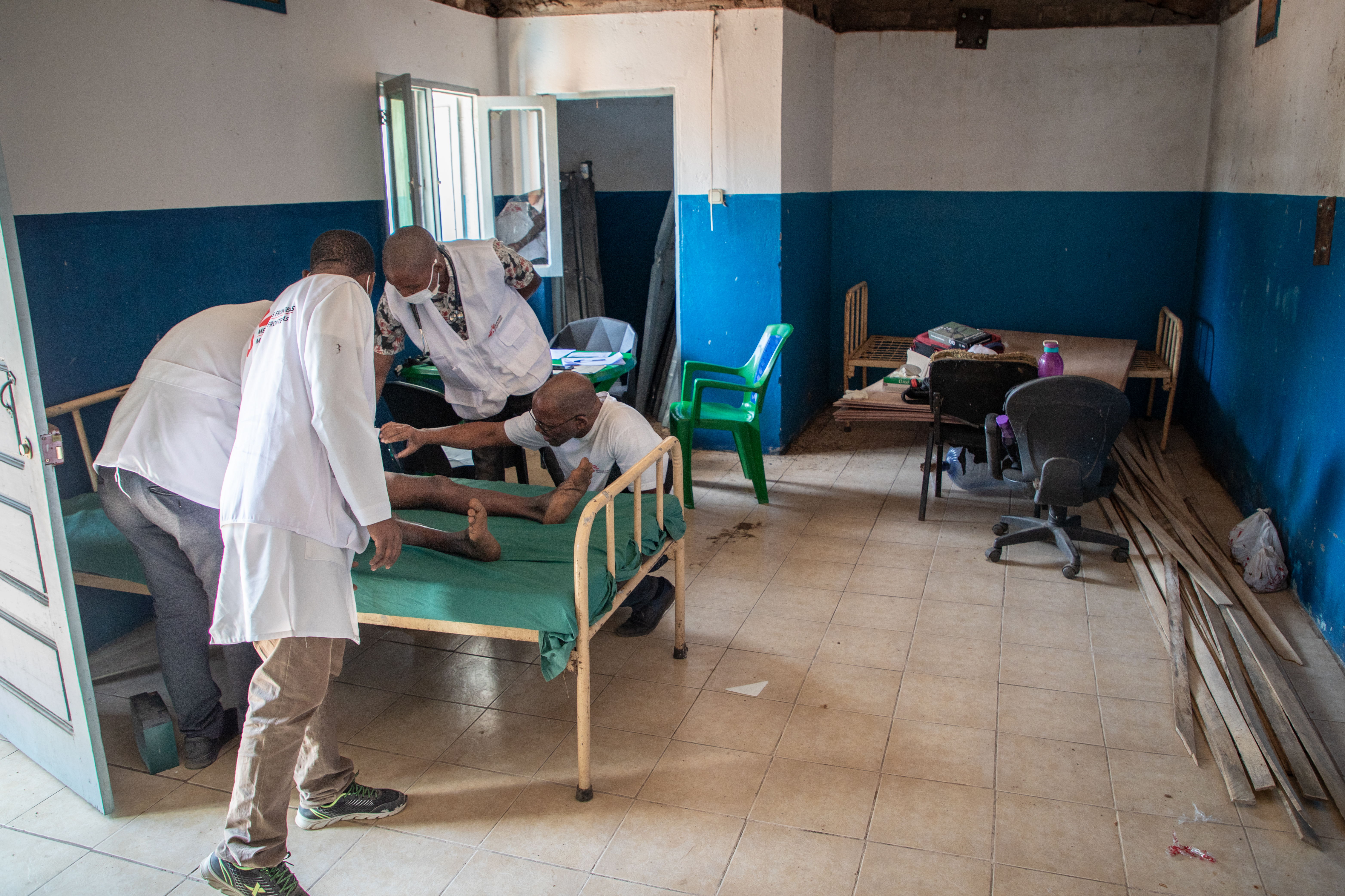 At the Mecutamala health centre, MSF and Ministry of Health doctors performing comprehensive medical consultations to evaluate overall fitness of a patient who has been identified to undergo surgical procedures for Hydrocele. Photographer: Pierre-Yves Bernard. Date: 14/06/2023. Location: Mozambique. At the Mecutamala health centre, MSF and Ministry of Health doctors performing comprehensive medical consultations to evaluate overall fitness of a patient who has been identified to undergo surgical procedures for Hydrocele. Photographer: Pierre-Yves Bernard. Date: 14/06/2023. Location: Mozambique.