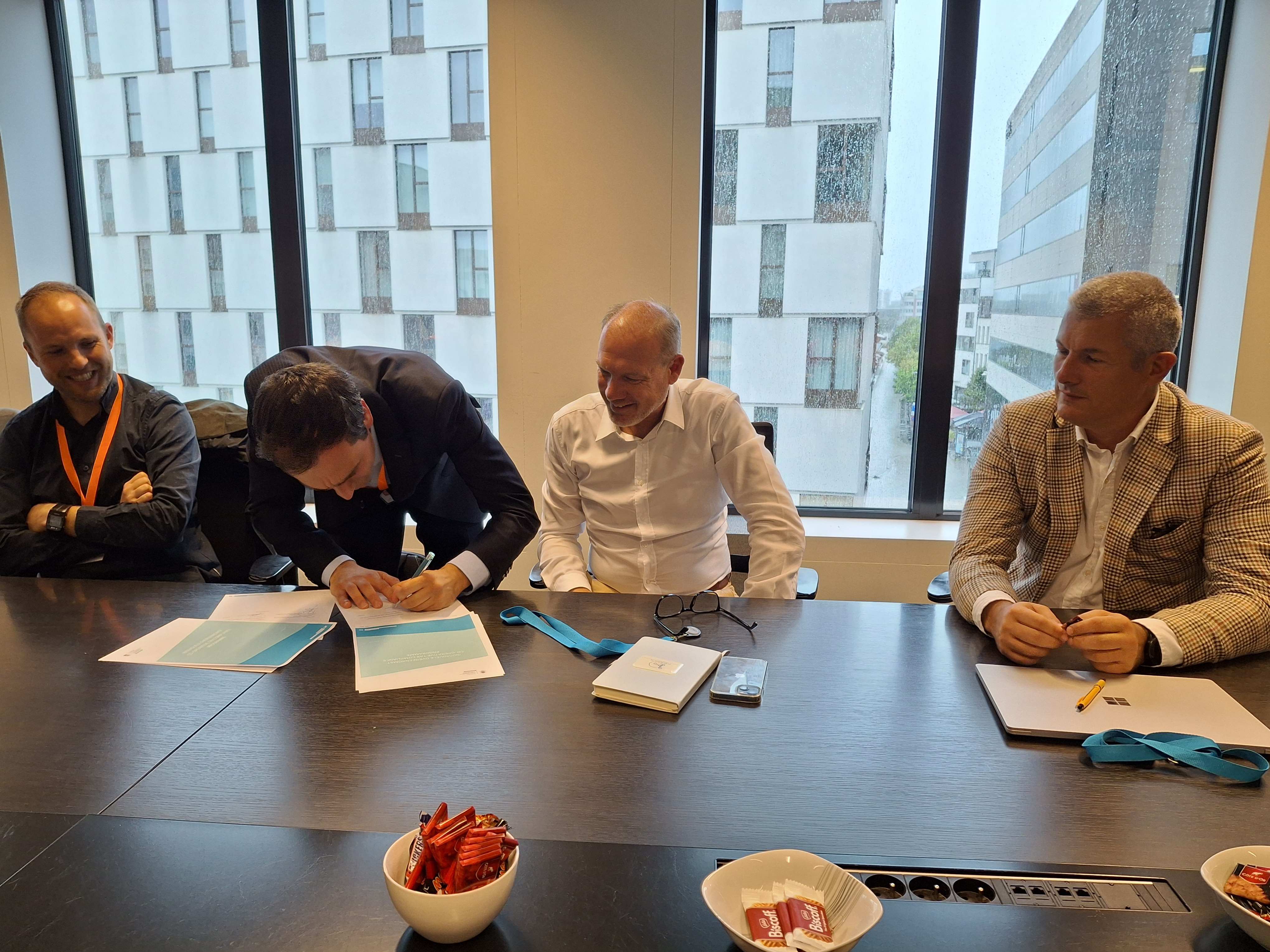 de gauche à droite: Fabian Daem (SPF Finances), Jeroen Jacobs (SPF Finances), Geert Deschoolmeester (CEO DELA), Francis Costenoble (CFO DELA) de gauche à droite: Fabian Daem (SPF Finances), Jeroen Jacobs (SPF Finances), Geert Deschoolmeester (CEO DELA), Francis Costenoble (CFO DELA)