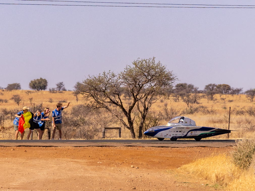 L'équipe solaire belge établit un record et reprend la tête du Sasol Solar Challenge